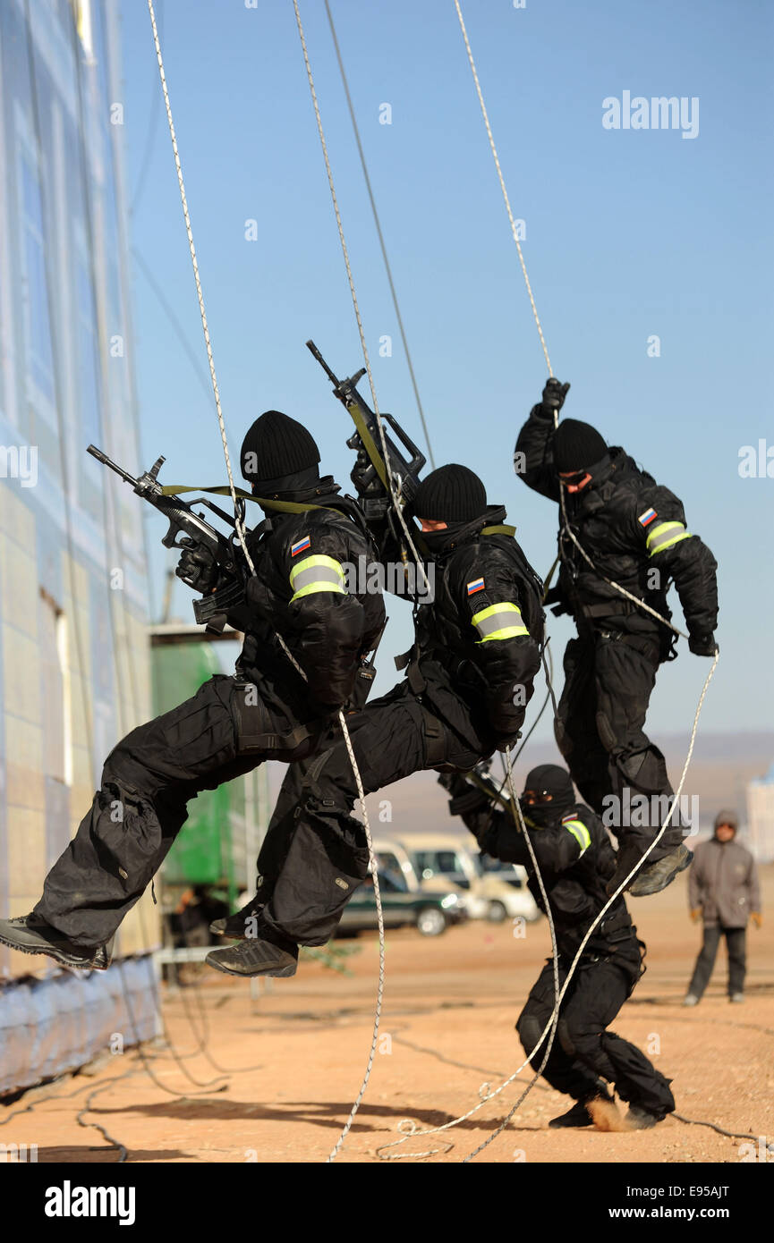 Manzhouli, Chine, région autonome de Mongolie intérieure. 20 Oct, 2014. Des policiers chinois et russe assister à un exercice anti-terroriste conjoint à Qingdao, Chine du nord, région autonome de Mongolie intérieure, 20 octobre 2014. Afin d'accroître la capacité coordonnée pour lutter contre le terrorisme dans la région frontalière, la police chinoise et russe a tenu un exercice anti-terroriste le lundi, ce qui implique une planification en otage les sauvetages et les compétitions physiques entre les deux escouades. Credit : Zhang Ling/Xinhua/Alamy Live News Banque D'Images Manzhouli, Chine, région autonome de Mongolie intérieure. 20 Oct, 2014. Des policiers chinois et russe assister à un exercice anti-terroriste conjoint à Qingdao, Chine du nord, région autonome de Mongolie intérieure, 20 octobre 2014. Afin d'accroître la capacité coordonnée pour lutter contre le terrorisme dans la région frontalière, la police chinoise et russe a tenu un exercice anti-terroriste le lundi, ce qui implique une planification en otage les sauvetages et les compétitions physiques entre les deux escouades. Credit : Zhang Ling/Xinhua/Alamy Live News Banque D'Images