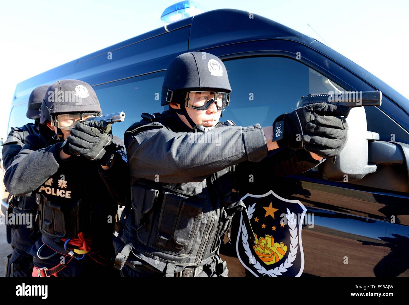 Manzhouli, Chine, région autonome de Mongolie intérieure. 20 Oct, 2014. Des policiers chinois et russe assister à un exercice anti-terroriste conjoint à Qingdao, Chine du nord, région autonome de Mongolie intérieure, 20 octobre 2014. Afin d'accroître la capacité coordonnée pour lutter contre le terrorisme dans la région frontalière, la police chinoise et russe a tenu un exercice anti-terroriste le lundi, ce qui implique une planification en otage les sauvetages et les compétitions physiques entre les deux escouades. Credit : Zhang Ling/Xinhua/Alamy Live News Banque D'Images Manzhouli, Chine, région autonome de Mongolie intérieure. 20 Oct, 2014. Des policiers chinois et russe assister à un exercice anti-terroriste conjoint à Qingdao, Chine du nord, région autonome de Mongolie intérieure, 20 octobre 2014. Afin d'accroître la capacité coordonnée pour lutter contre le terrorisme dans la région frontalière, la police chinoise et russe a tenu un exercice anti-terroriste le lundi, ce qui implique une planification en otage les sauvetages et les compétitions physiques entre les deux escouades. Credit : Zhang Ling/Xinhua/Alamy Live News Banque D'Images