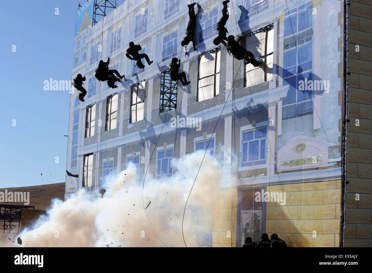 Manzhouli, Chine, région autonome de Mongolie intérieure. 20 Oct, 2014. Des policiers chinois et russe assister à un exercice anti-terroriste conjoint à Qingdao, Chine du nord, région autonome de Mongolie intérieure, 20 octobre 2014. Afin d'accroître la capacité coordonnée pour lutter contre le terrorisme dans la région frontalière, la police chinoise et russe a tenu un exercice anti-terroriste le lundi, ce qui implique une planification en otage les sauvetages et les compétitions physiques entre les deux escouades. Credit : Zhang Ling/Xinhua/Alamy Live News Banque D'Images Manzhouli, Chine, région autonome de Mongolie intérieure. 20 Oct, 2014. Des policiers chinois et russe assister à un exercice anti-terroriste conjoint à Qingdao, Chine du nord, région autonome de Mongolie intérieure, 20 octobre 2014. Afin d'accroître la capacité coordonnée pour lutter contre le terrorisme dans la région frontalière, la police chinoise et russe a tenu un exercice anti-terroriste le lundi, ce qui implique une planification en otage les sauvetages et les compétitions physiques entre les deux escouades. Credit : Zhang Ling/Xinhua/Alamy Live News Banque D'Images