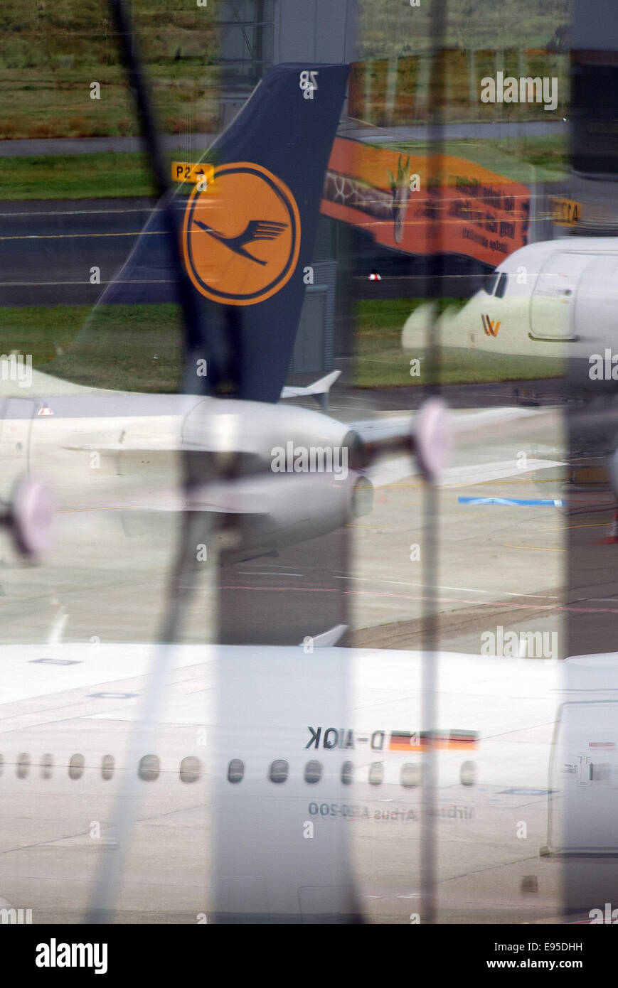 Les avions de la Lufthansa à l'aéroport de Düsseldorf, Allemagne, 20 octobre 2014. Le syndicat des pilotes allemands, Cockpit (VC), a commencé sa grève de courts et moyen-courriers. Photo : FREDERICO GAMBARINI/dpa Banque D'Images