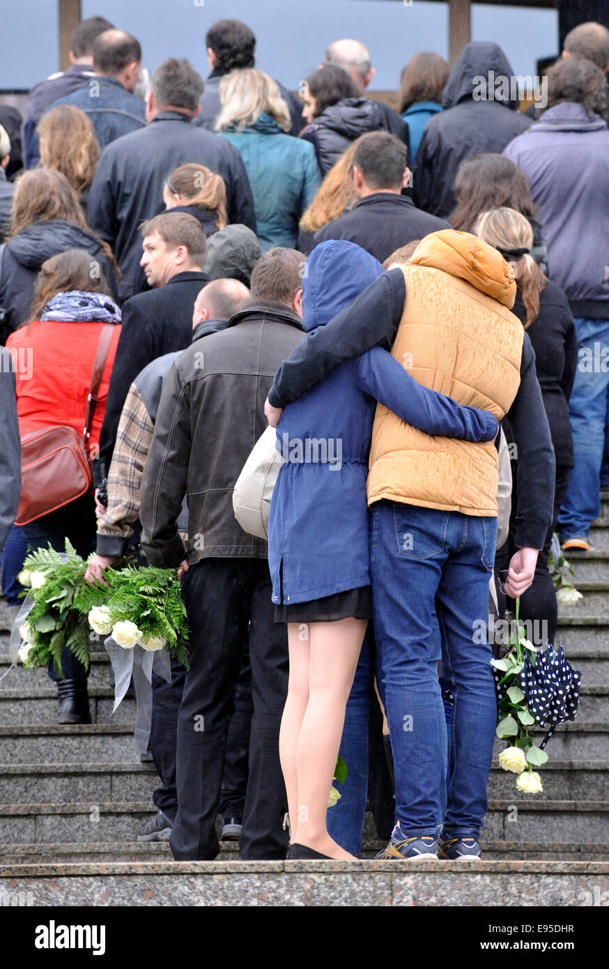 Zdar nad Sazavou, République tchèque. 20 octobre, 2014. Plusieurs centaines de personnes, y compris la famille, des camarades de classe, des voisins et des représentants de la ville ont assisté à des funérailles de Petr Vejvoda, a 16 ans et pour qui une folle poignardé à mort dans une école secondaire à Zdar na Sazavou le 14 octobre, à Zdar nad Sazavou, République tchèque, le 20 octobre 2014. Petr a été tué lorsqu'il est venu en aide à un autre élève de sexe féminin qui le 26-year-old assaillant menacée avec un couteau. Photo : CTK/Alamy Live News Banque D'Images