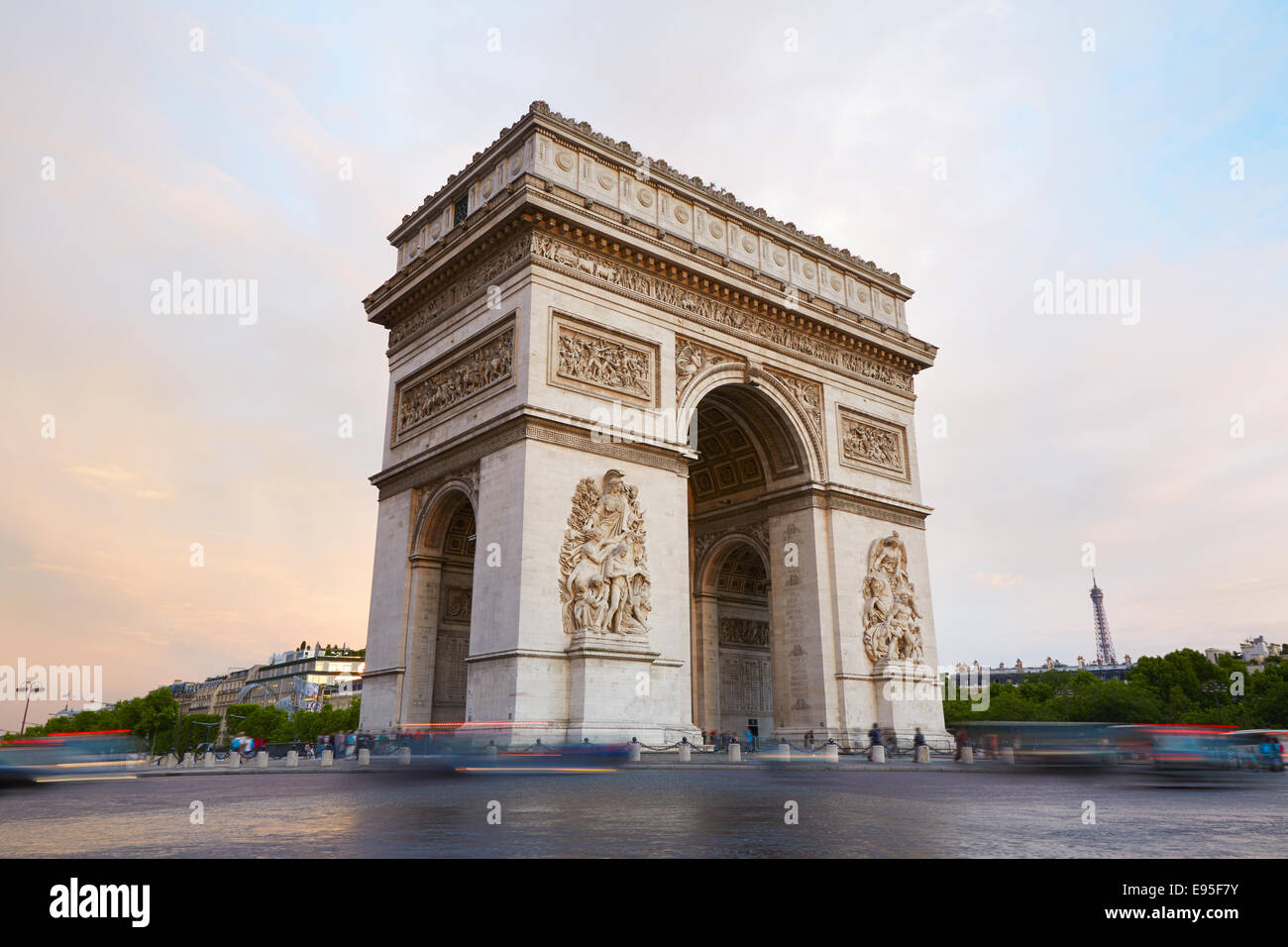 Arc de Triomphe à Paris, France. Le trafic dans la matinée. Banque D'Images