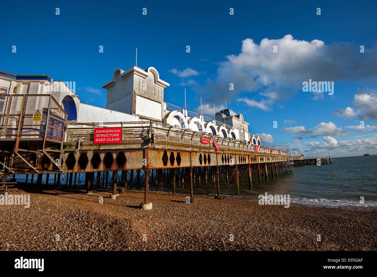 Les travaux de réparation se passe sur South Parade Pier, front de mer de Southsea Banque D'Images