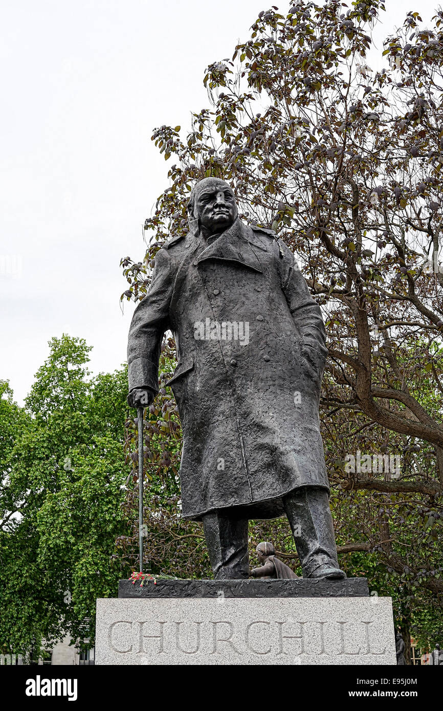 Winston Churchill statue en place du Parlement, Londres, en face de la Chambre du Parlement - UK Banque D'Images