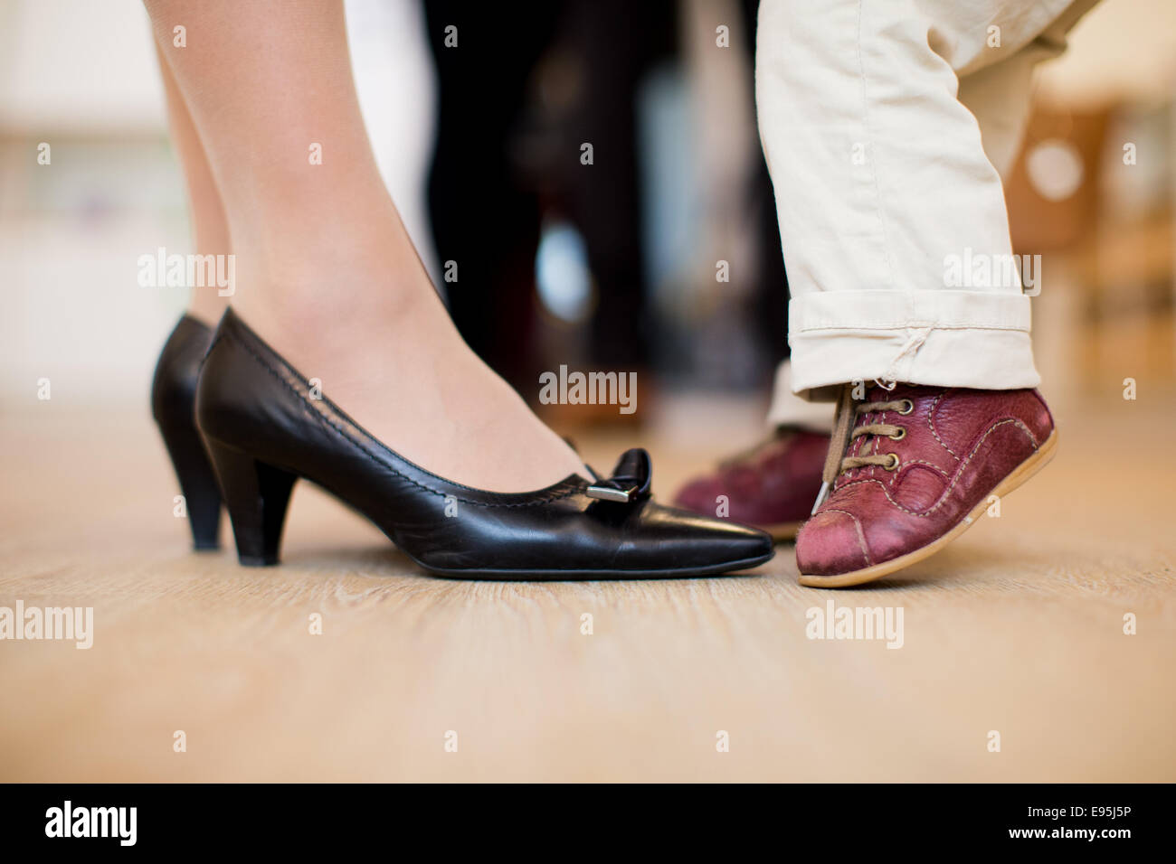 Cologne, Allemagne. 20 Oct, 2014. Une mère et son enfant se tenir en face de l'autre, à une crèche à Cologne, Allemagne, 20 octobre 2014. Le chef de la chaîne de supermarché REWE Group a ouvert la crèche pour les enfants des employés, qui est censé faciliter la réalisation d'un équilibre travail-vie. Photo : Rolf Vennenbernd/dpa/Alamy Live News Banque D'Images