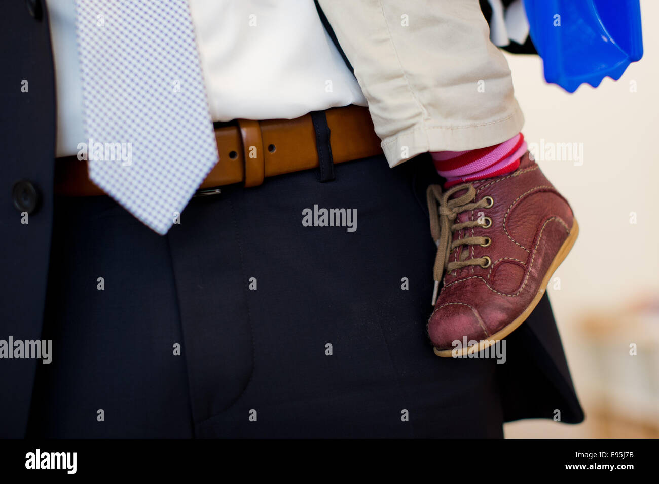 Cologne, Allemagne. 20 Oct, 2014. Un père porte sa fille sur son bras à la crèche de Cologne, Allemagne, 20 octobre 2014. Le chef de la chaîne de supermarché REWE Group a ouvert la crèche pour les enfants des employés, qui est censé faciliter la réalisation d'un équilibre travail-vie. Dpa : Crédit photo alliance/Alamy Live News Banque D'Images