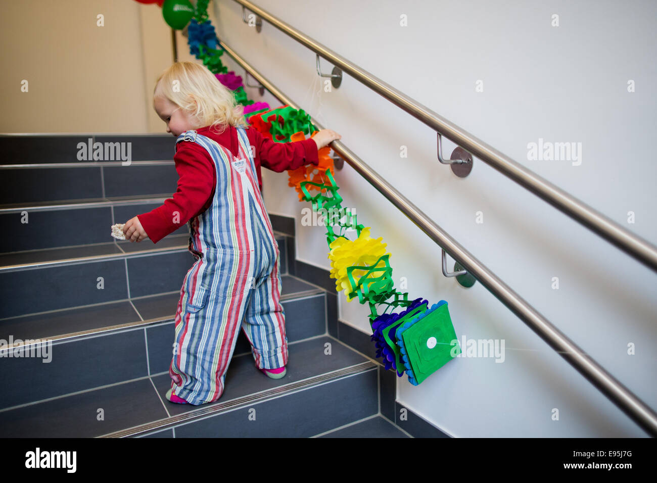 Cologne, Allemagne. 20 Oct, 2014. Les deux ans, l'escalier monte Ella à une crèche à Cologne, Allemagne, 20 octobre 2014. Le chef de la chaîne de supermarché REWE Group a ouvert la crèche pour les enfants des employés, qui est censé faciliter la réalisation d'un équilibre travail-vie. Dpa : Crédit photo alliance/Alamy Live News Banque D'Images