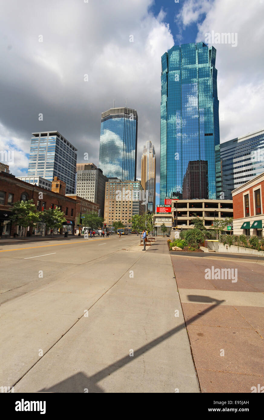 Skyline partielle de Minneapolis (Minnesota) à partir de l'avant de l'hôtel Hilton dans le centre de la ville à la verticale Banque D'Images