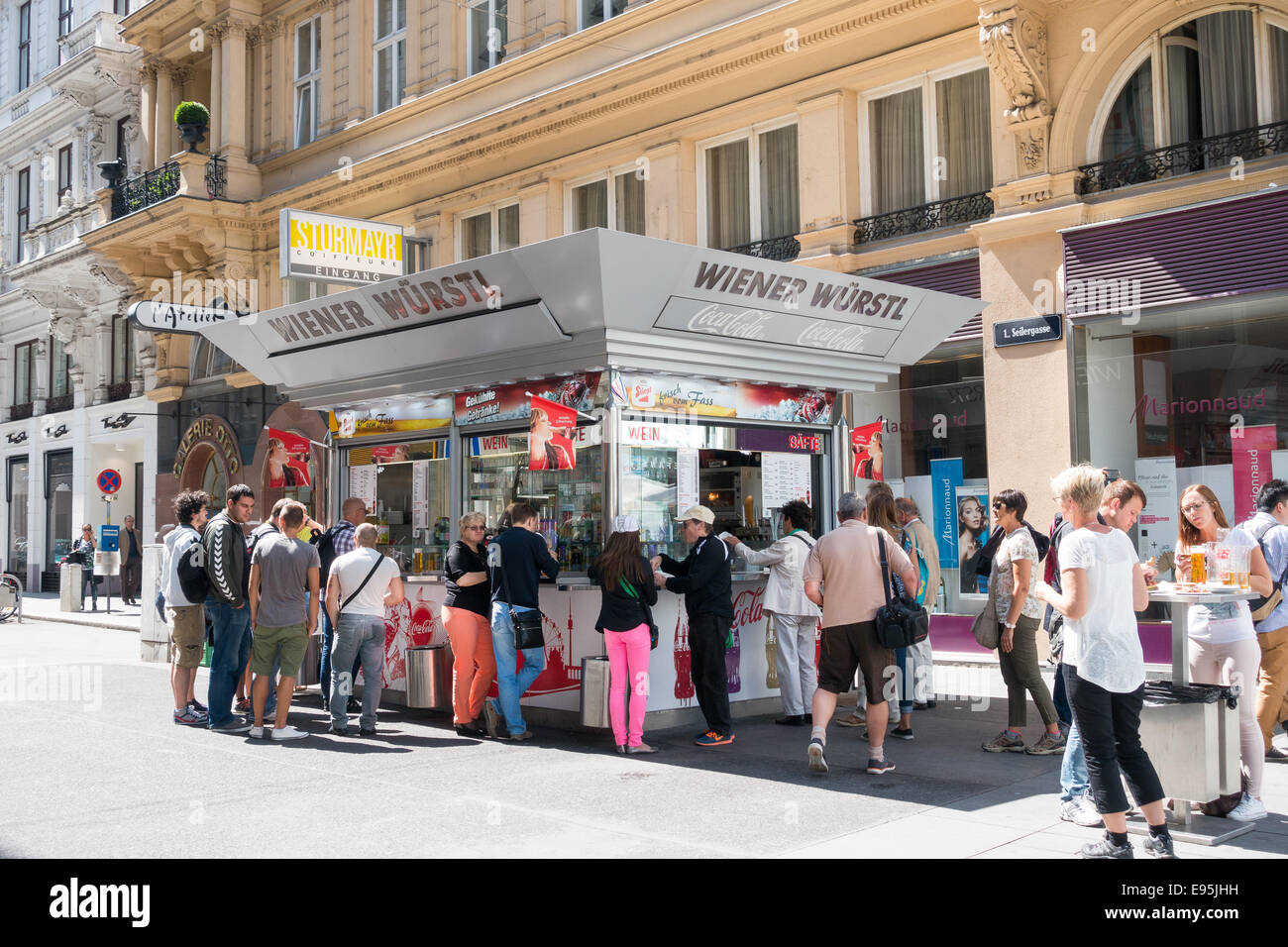 Les gens attendent pour acheter des saucisses de Vienne. Il y a beaucoup d'Wurststand (saucisse) vendre des hot-dogs dans la ville Banque D'Images