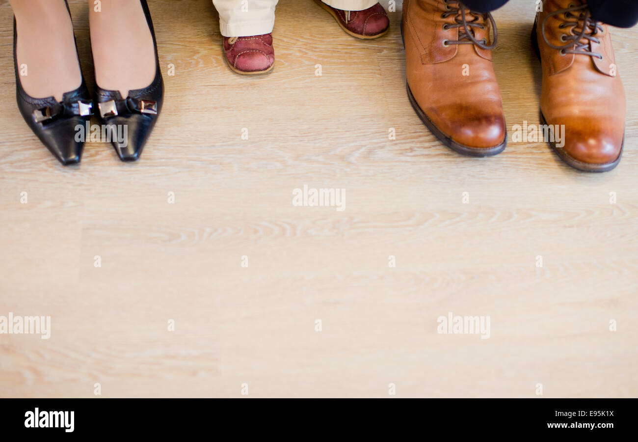Cologne, Allemagne. 20 Oct, 2014. Une mère, un père, et leur enfant (C) s'asseoir à une crèche à Cologne, Allemagne, 20 octobre 2014. Le chef de la chaîne de supermarché REWE Group a ouvert la crèche pour les enfants des employés, qui est censé faciliter la réalisation d'un équilibre travail-vie. Presque une famille sur trois en Allemagne ne vit pas selon le modèle familial traditionnel. 20  % des pères et mères étaient des mères l'année dernière, 10 pour cent vivaient dans ou hors mariage, les relations homosexuelles. Dpa : Crédit photo alliance/Alamy Live News Banque D'Images