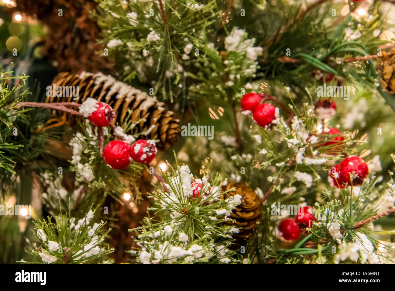 Décorations de Noël, des lumières dans un arbre Banque D'Images