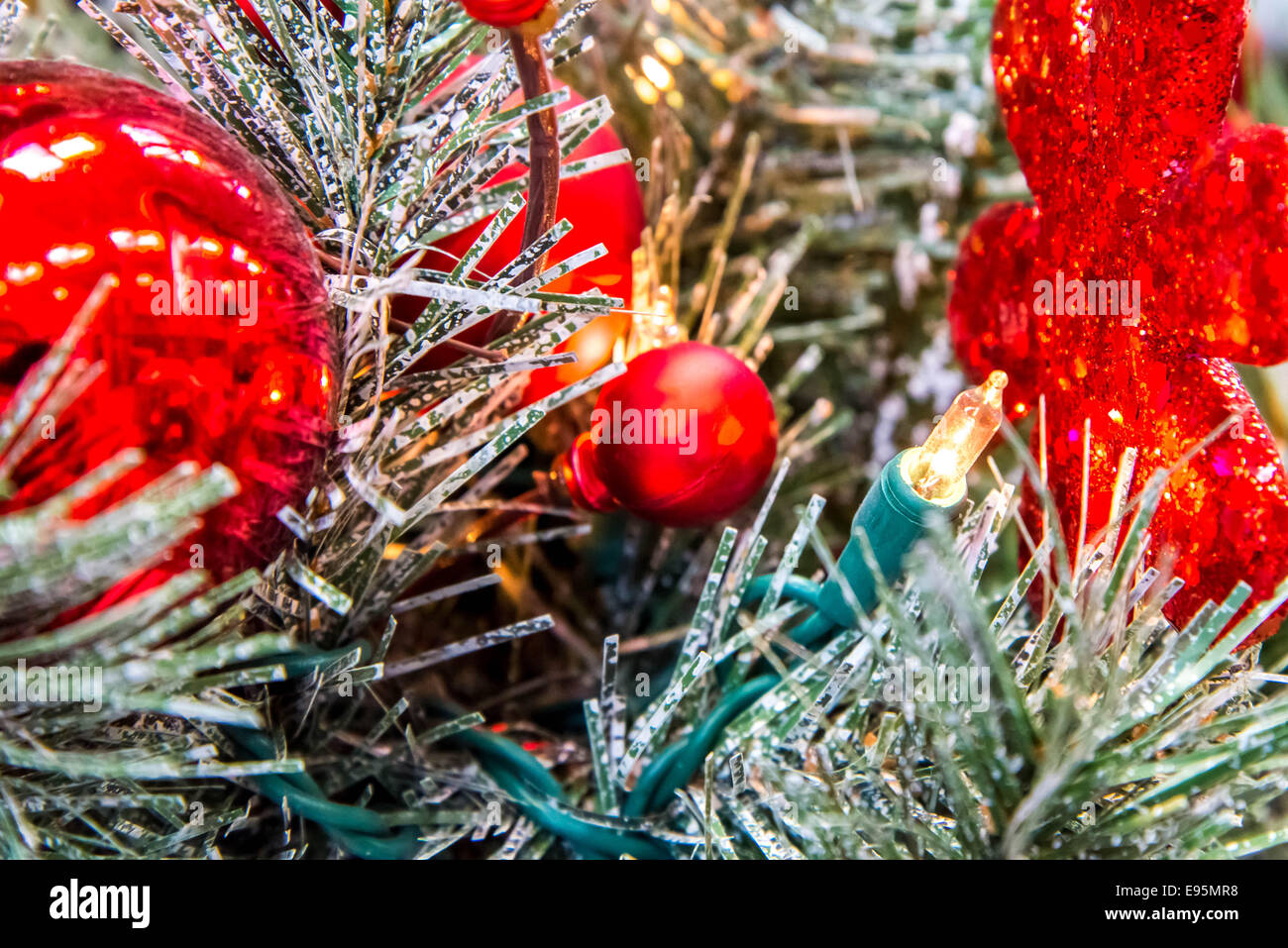 Décorations de Noël, des lumières dans un arbre Banque D'Images