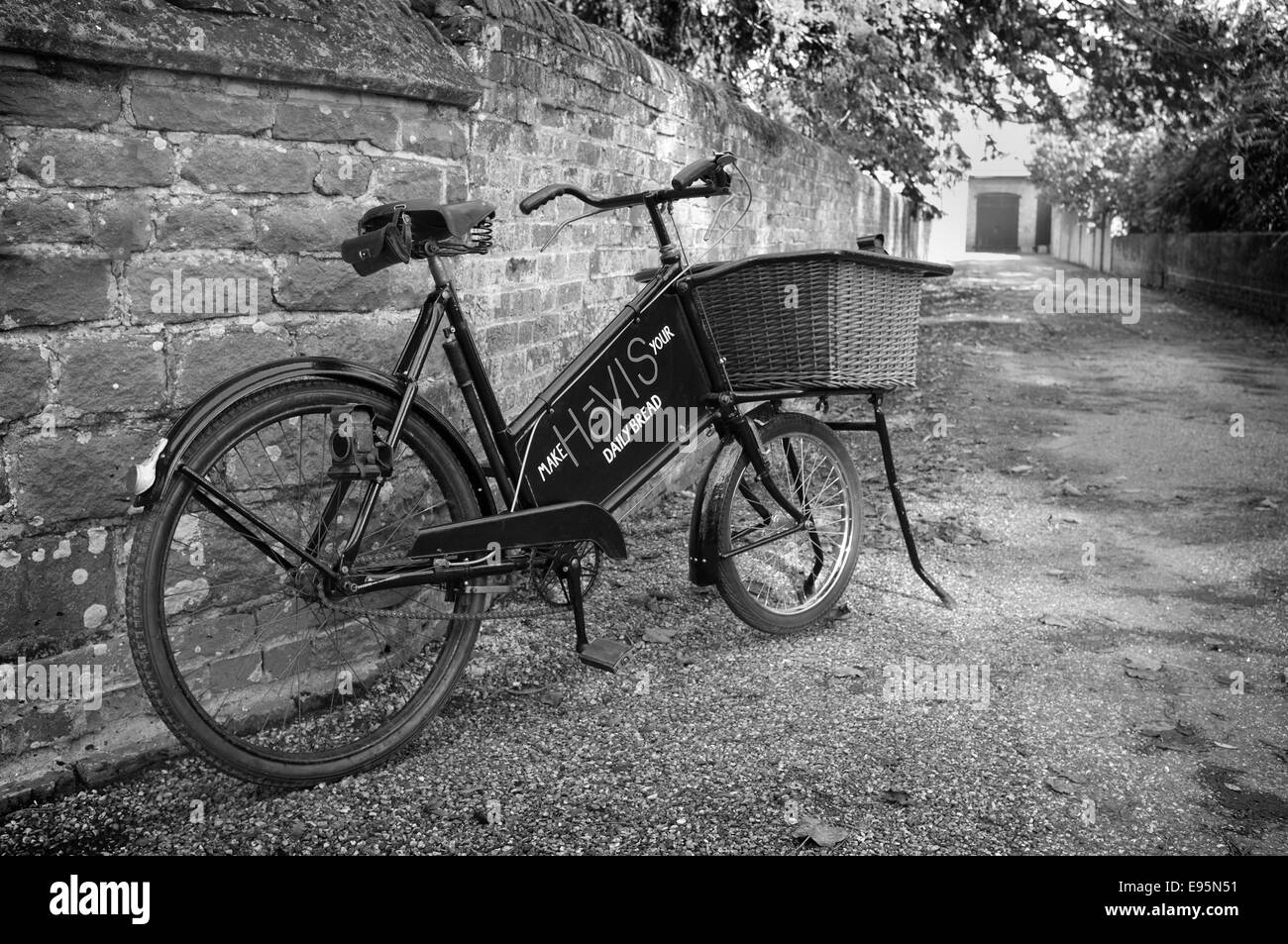 Vintage 1930 boulangers (commerçant) location livraison avec panier en osier et vieille enseigne l'écriture. conseil publicité Hovis Banque D'Images