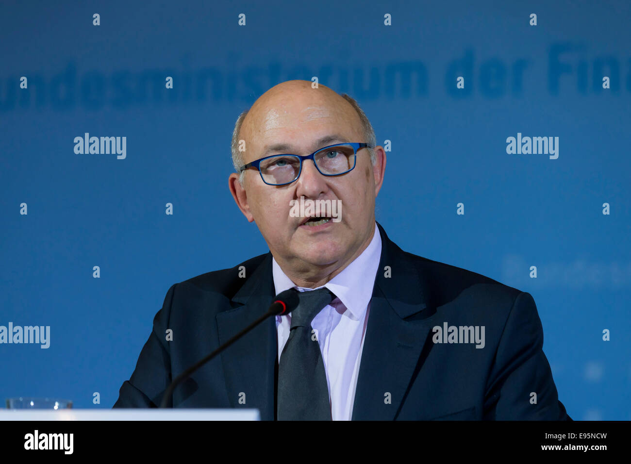 Berlin, Allemagne. 20 Oct, 2014. Ministre français des Finances, Sapin, ministre français de l'économie Macron, Ministre fédéral de l'économie allemande et Gabriel et le ministre allemand des Finances Schäuble inscrivez-vous dans une conférence de presse au sujet de la coopération dans la politique économique, la politique financière et les investissements réalisés au Ministère allemand des Finances le 20 octobre 2014 à Berlin, Allemagne. / Photo : Michel Sapin, ministre français de l'économie, des finances et de l'industrie. Credit : Reynaldo Chaib Paganelli/Alamy Live News Banque D'Images