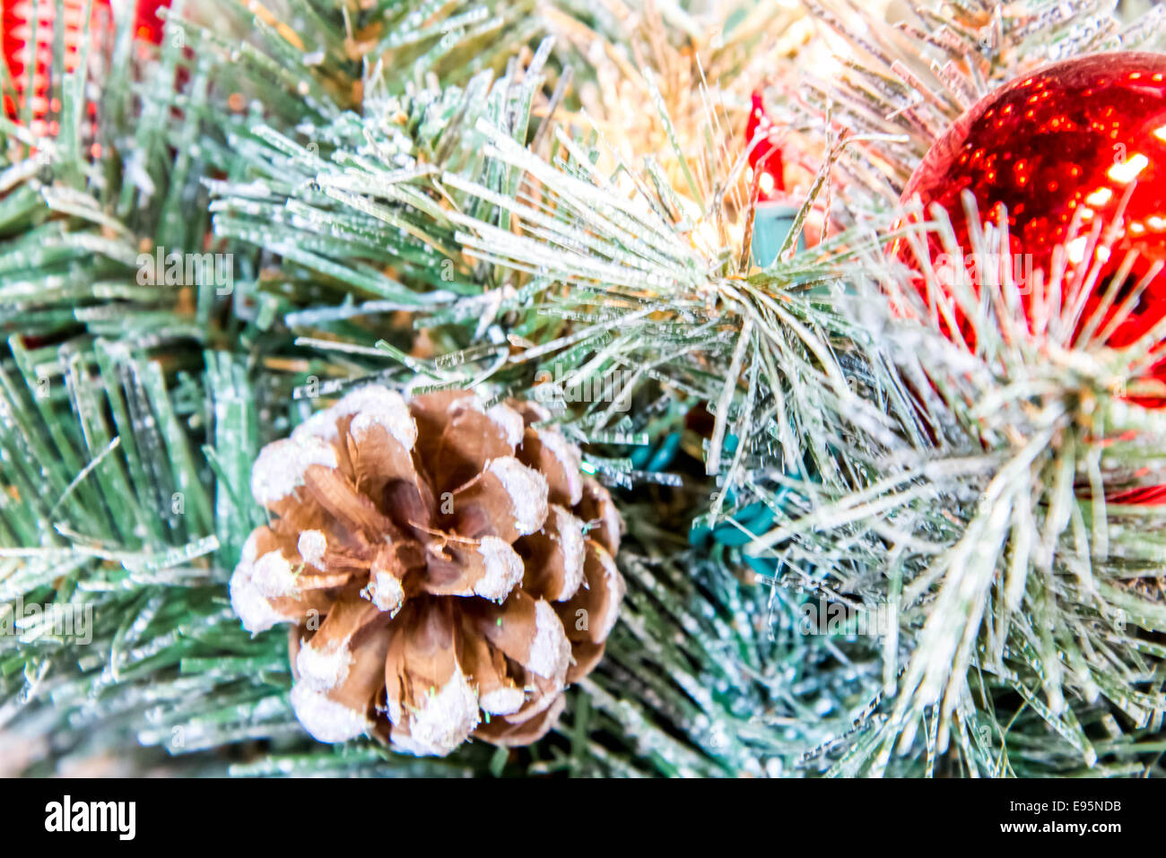 Décorations de Noël, des lumières dans un arbre Banque D'Images