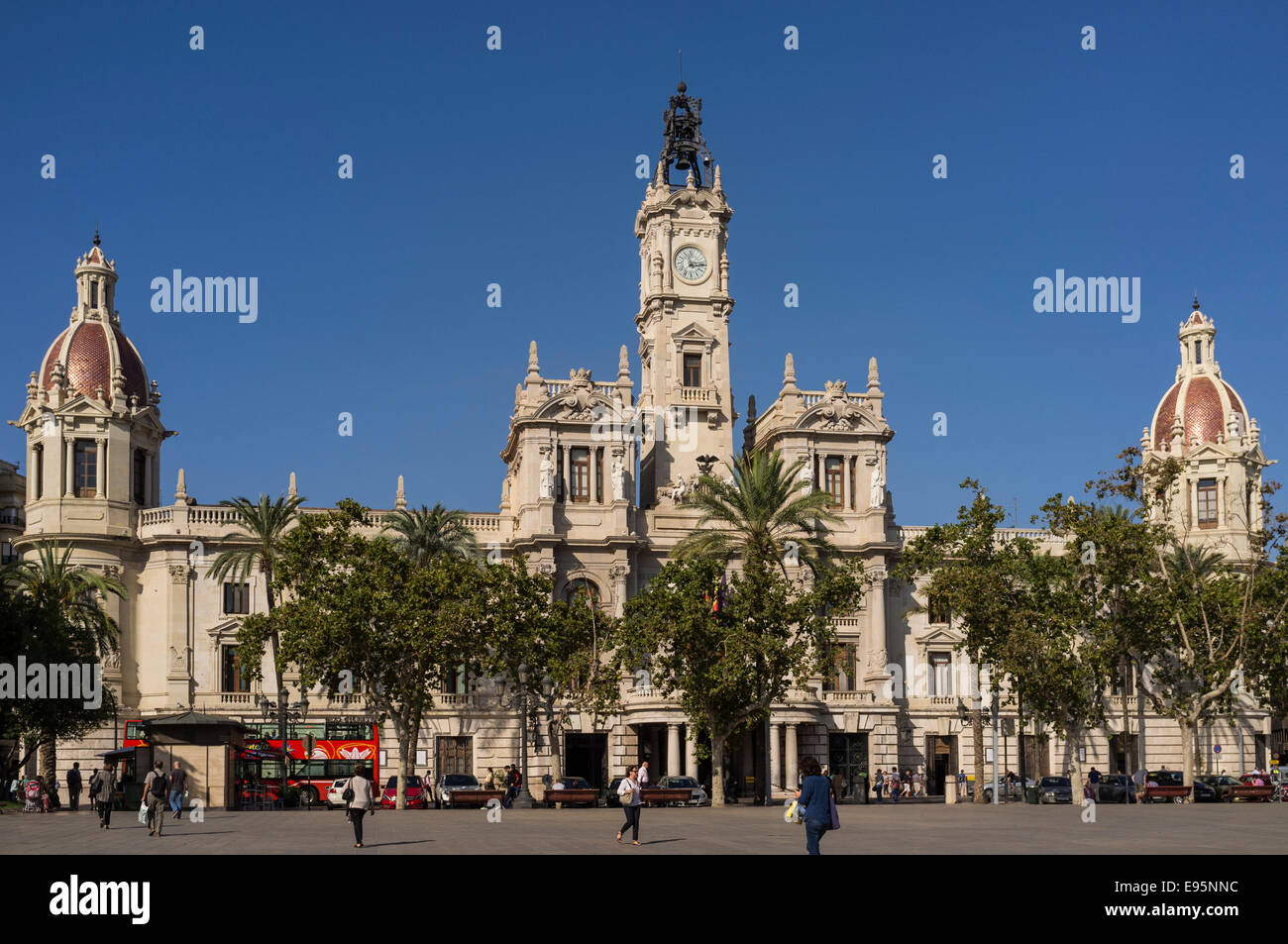 Les bureaux de l'hôtel de ville sur la Plaza del Ayuntamiento de Valencia, Espagne. Banque D'Images