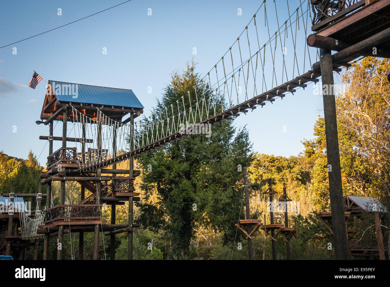 Un pont relie le bois de corde tours du tyroliennes à l'avant-poste dans le cours supérieur de la rivière fraîche, Géorgie, USA. Banque D'Images