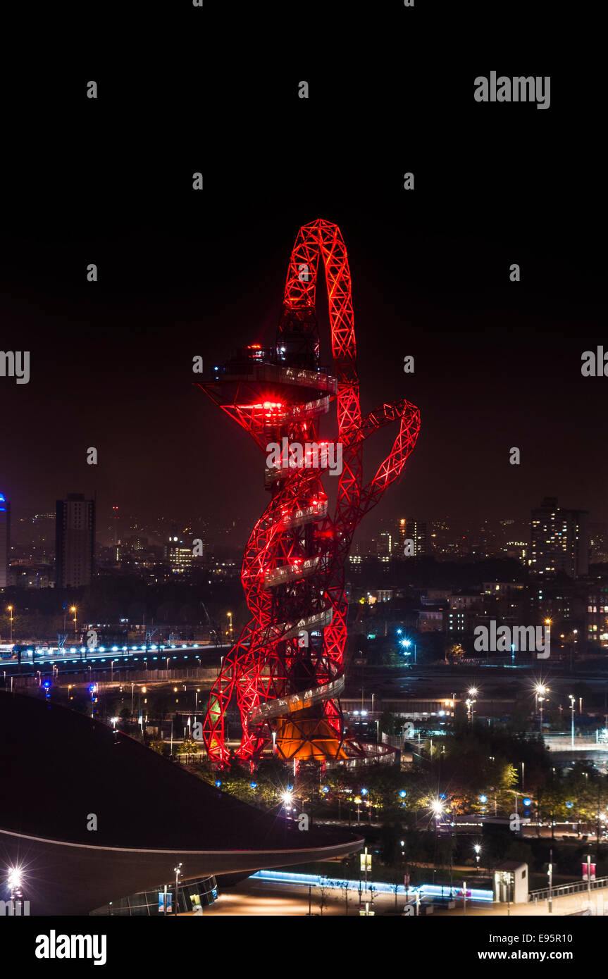 Vue nocturne du London Aquatics Centre par Zaha Hadid, Queen Elizabeth Olympic Park, Stratford, East London, Angleterre : Phillip Roberts Banque D'Images