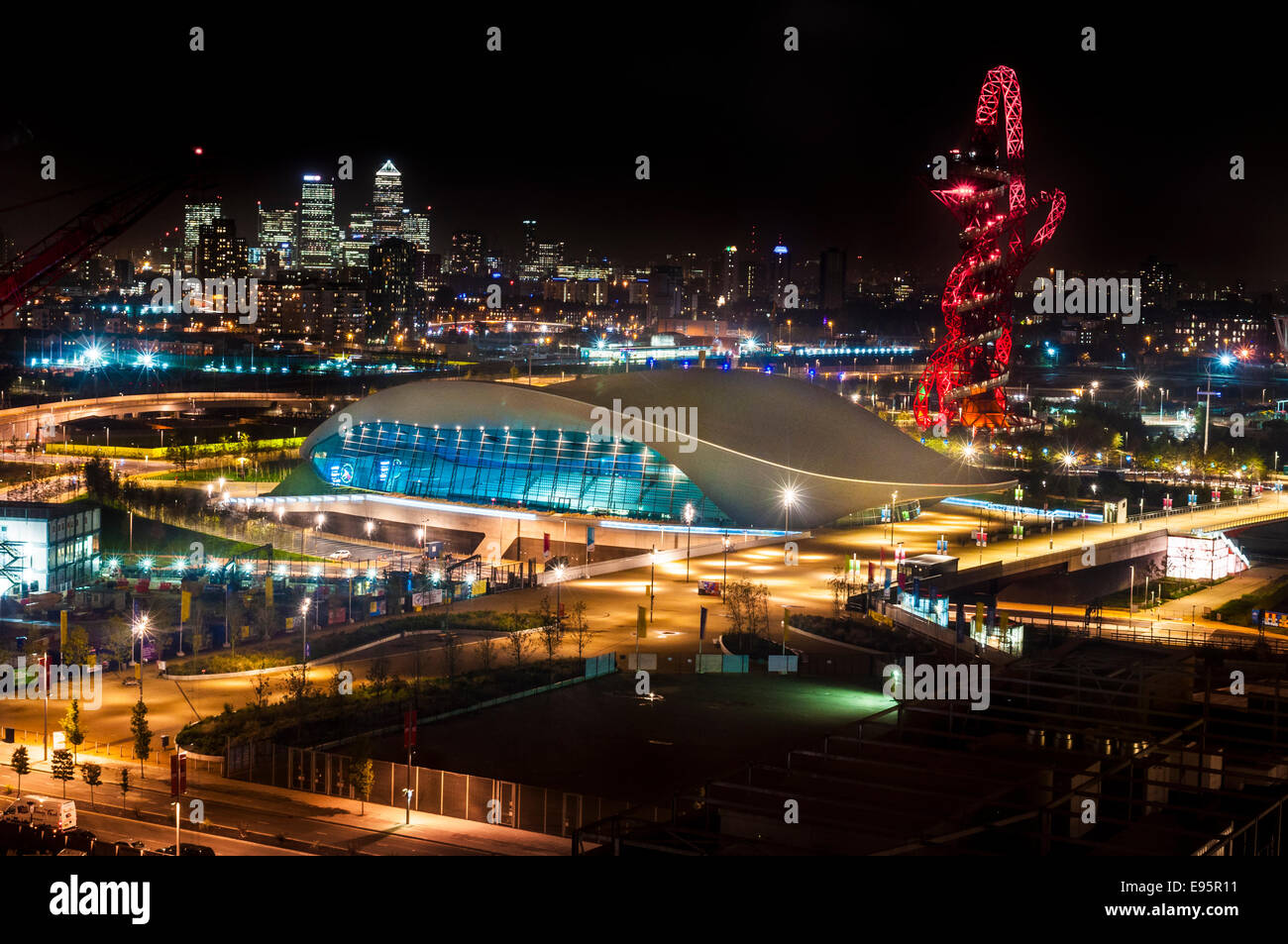 Vue nocturne du London Aquatics Centre par Zaha Hadid, Queen Elizabeth Olympic Park, Stratford, East London, Angleterre : Phillip Roberts Banque D'Images