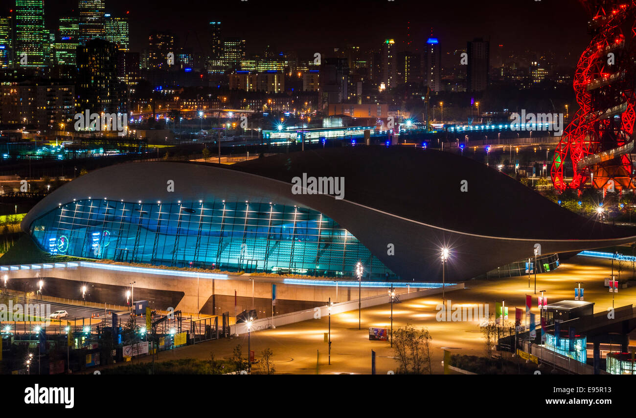 Vue nocturne du London Aquatics Centre par Zaha Hadid, Queen Elizabeth Olympic Park, Stratford, East London, Angleterre : Phillip Roberts Banque D'Images