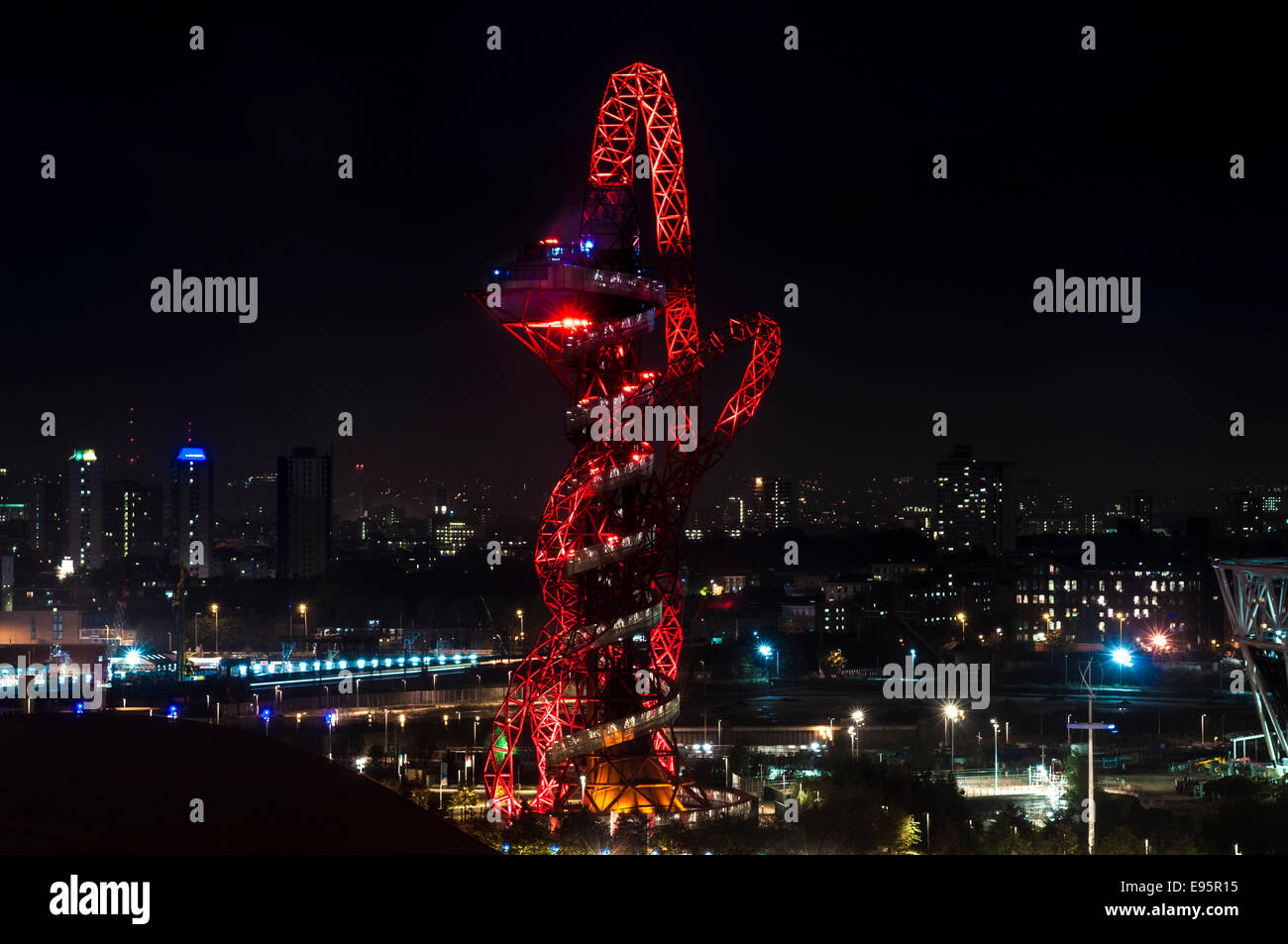 Vue nocturne du London Aquatics Centre par Zaha Hadid, Queen Elizabeth Olympic Park, Stratford, East London, Angleterre : Phillip Roberts Banque D'Images