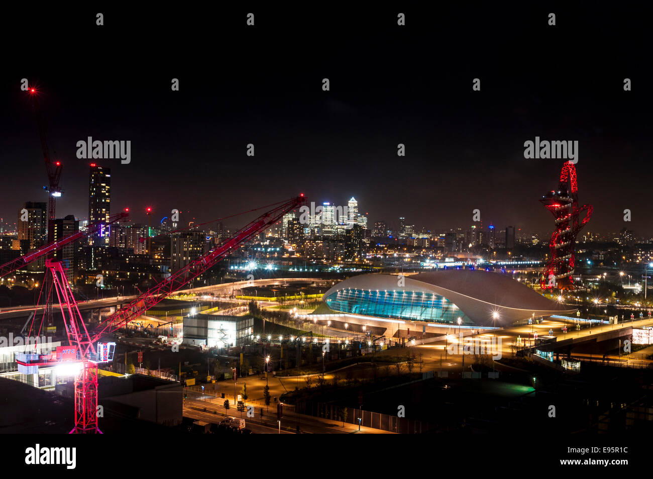 Vue nocturne du London Aquatics Centre par Zaha Hadid, Queen Elizabeth Olympic Park, Stratford, East London, Angleterre : Phillip Roberts Banque D'Images