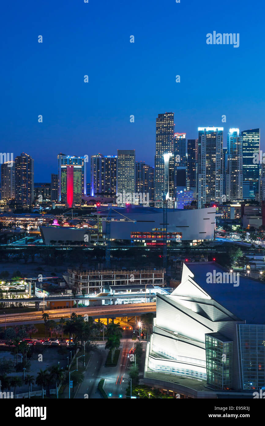 Vue verticale du centre-ville de Miami par nuit Banque D'Images