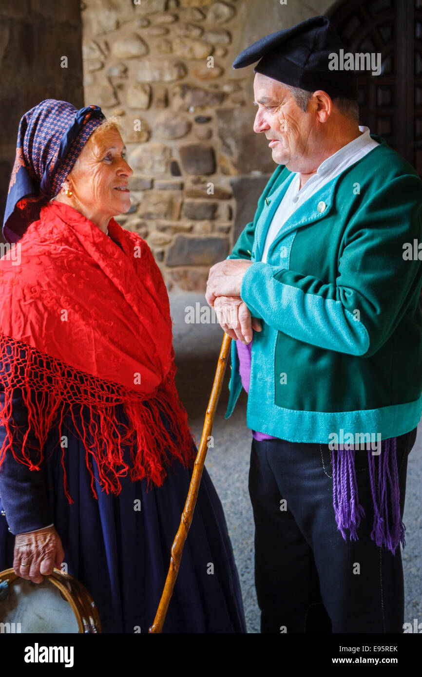 Les gens en costume régional. Orujo juste. Potes village, Comarca de Liébana. Cantabria, Espagne, Europe. Banque D'Images