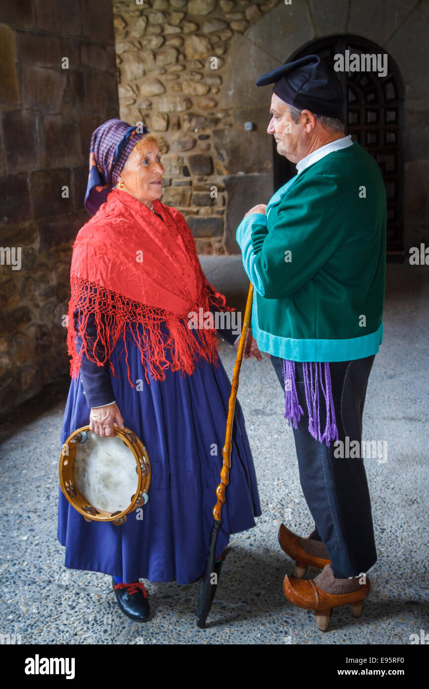 Les gens en costume régional. Orujo juste. Potes village, Comarca de Liébana. Cantabria, Espagne, Europe. Banque D'Images