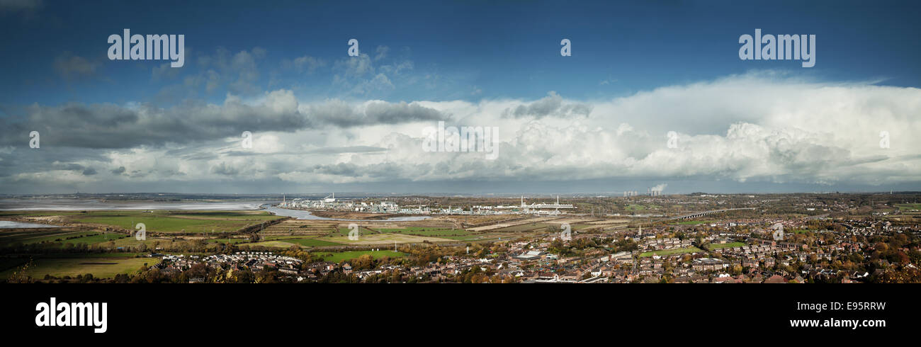 Vue panoramique de la colline de Frodsham Cheshire vue donnant sur la Mersey Mersey Estuary vers Liverpool et Runcorn, Marsh land Banque D'Images