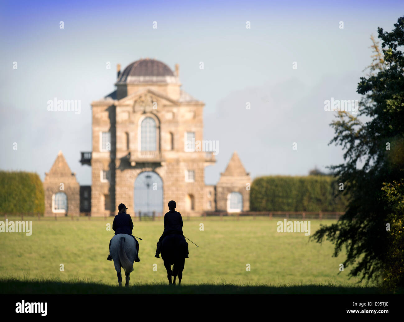 Les cavaliers Worcester approche Lodge (conçu par le célèbre architecte William Kent, 1746) dans la région de Badminton parc près de Tetbury, Glouce Banque D'Images