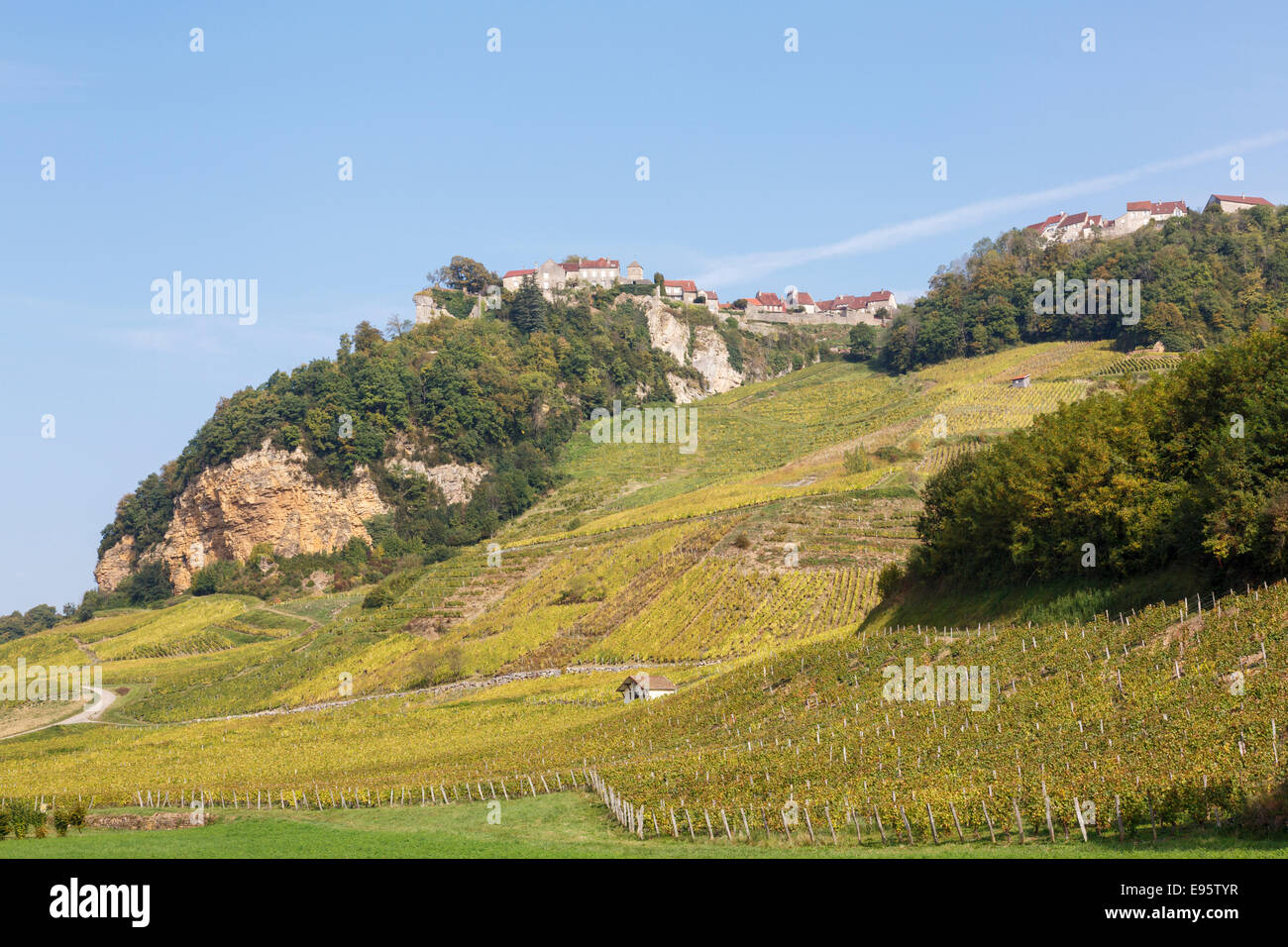 Vue de village perché au-dessus des vignes à Jura région viticole. Château Chalon, Jura, Franche-Comté, France, Europe Banque D'Images