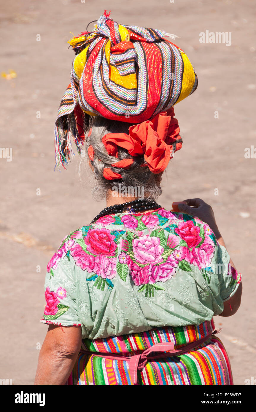Vêtements femme maya paquet sur sa tête, Zunil, Guatemala Banque D'Images