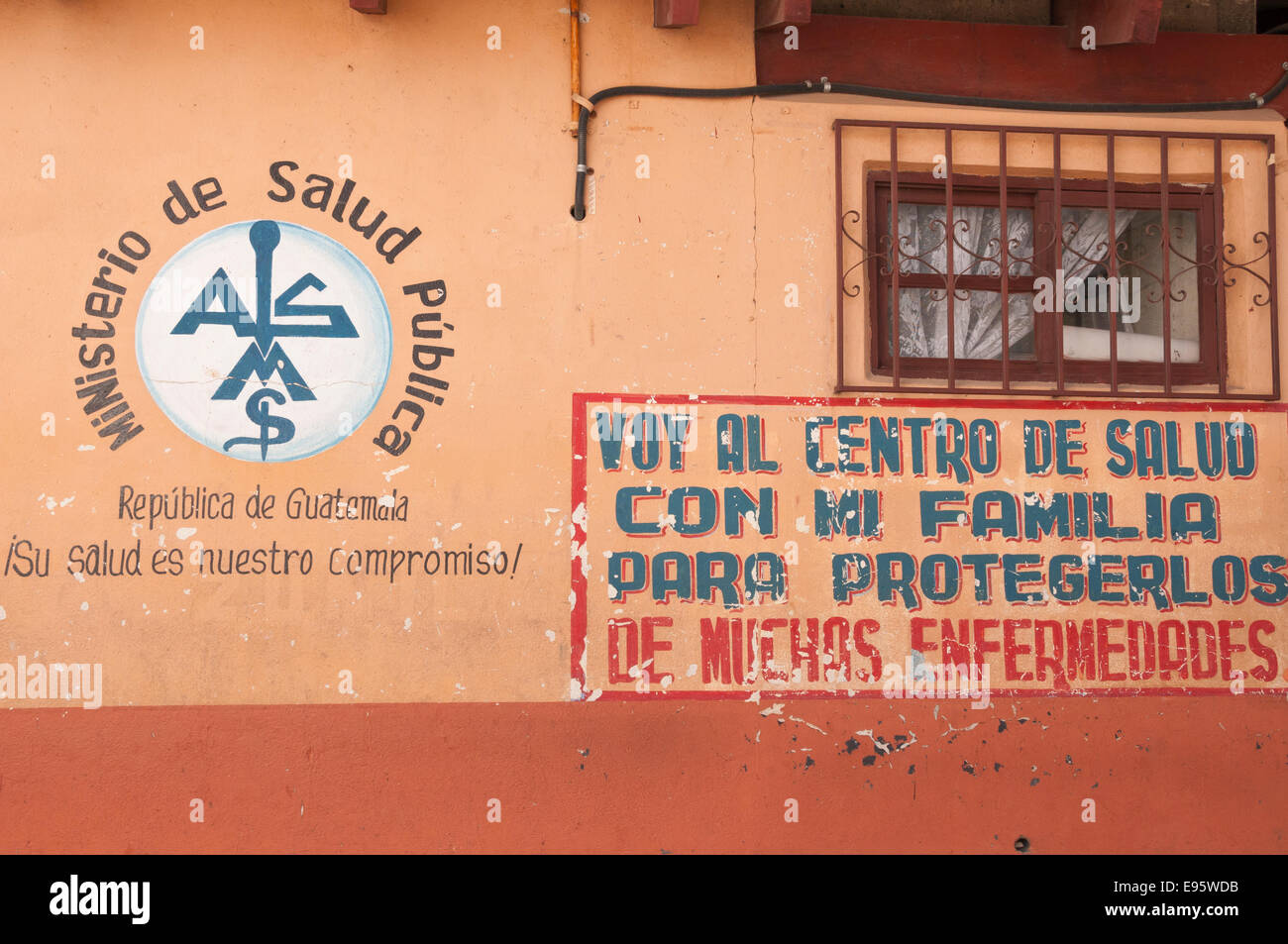 Ministère de la santé, clinique médicale, avec 'Votre santé est notre engagement" Déclaration en espagnol, Zunil, Guatemala Banque D'Images