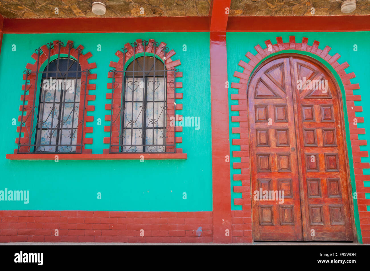 Cadre coloré et richement décoré, porte et fenêtres de Zunil, Guatemala Banque D'Images