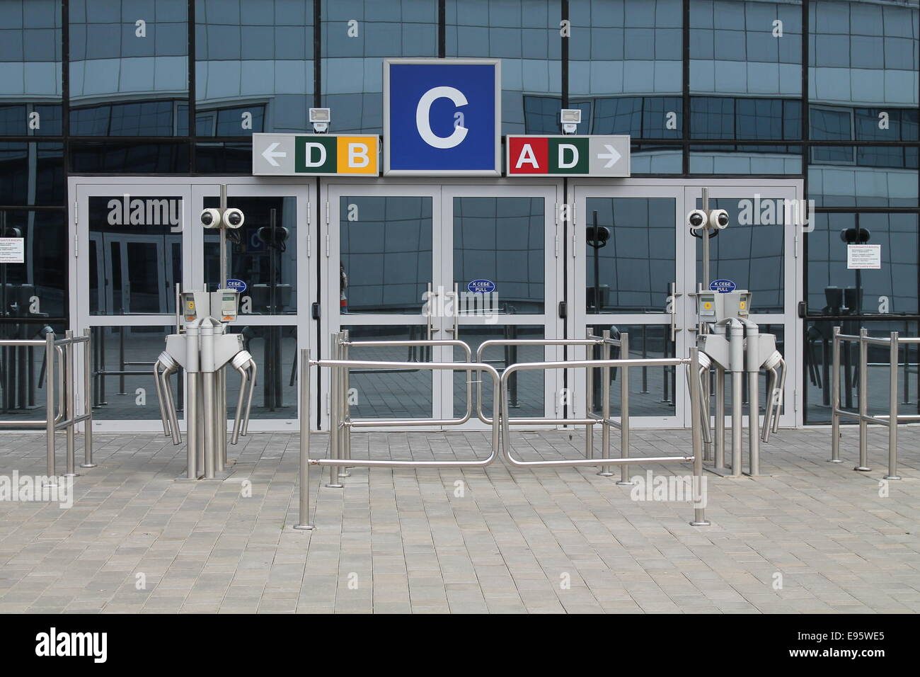 Entrée porte en verre dans le sport stade avec tourniquet métal Banque D'Images