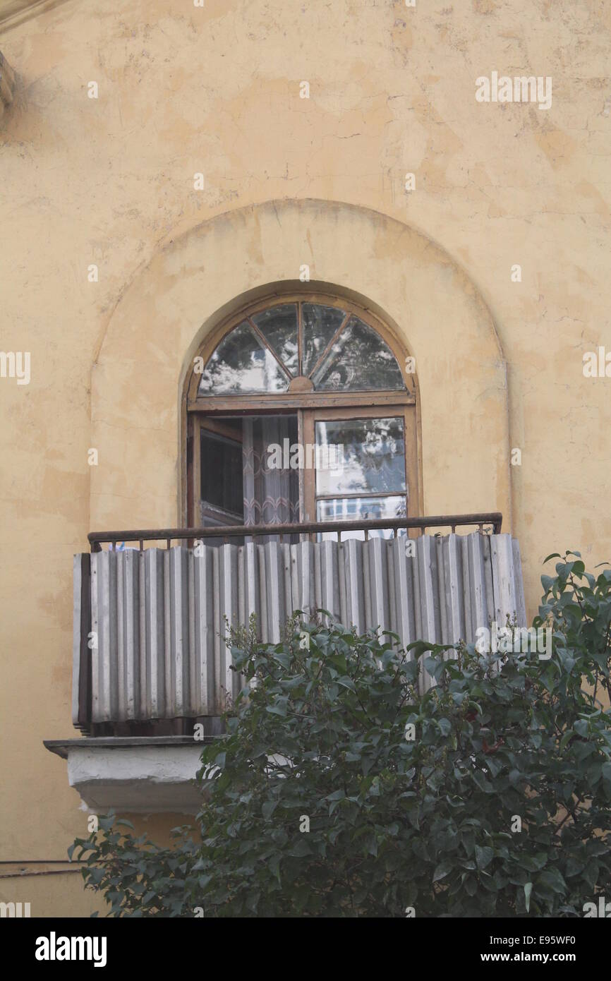 Belle forme arch fenêtre avec balcon Banque D'Images