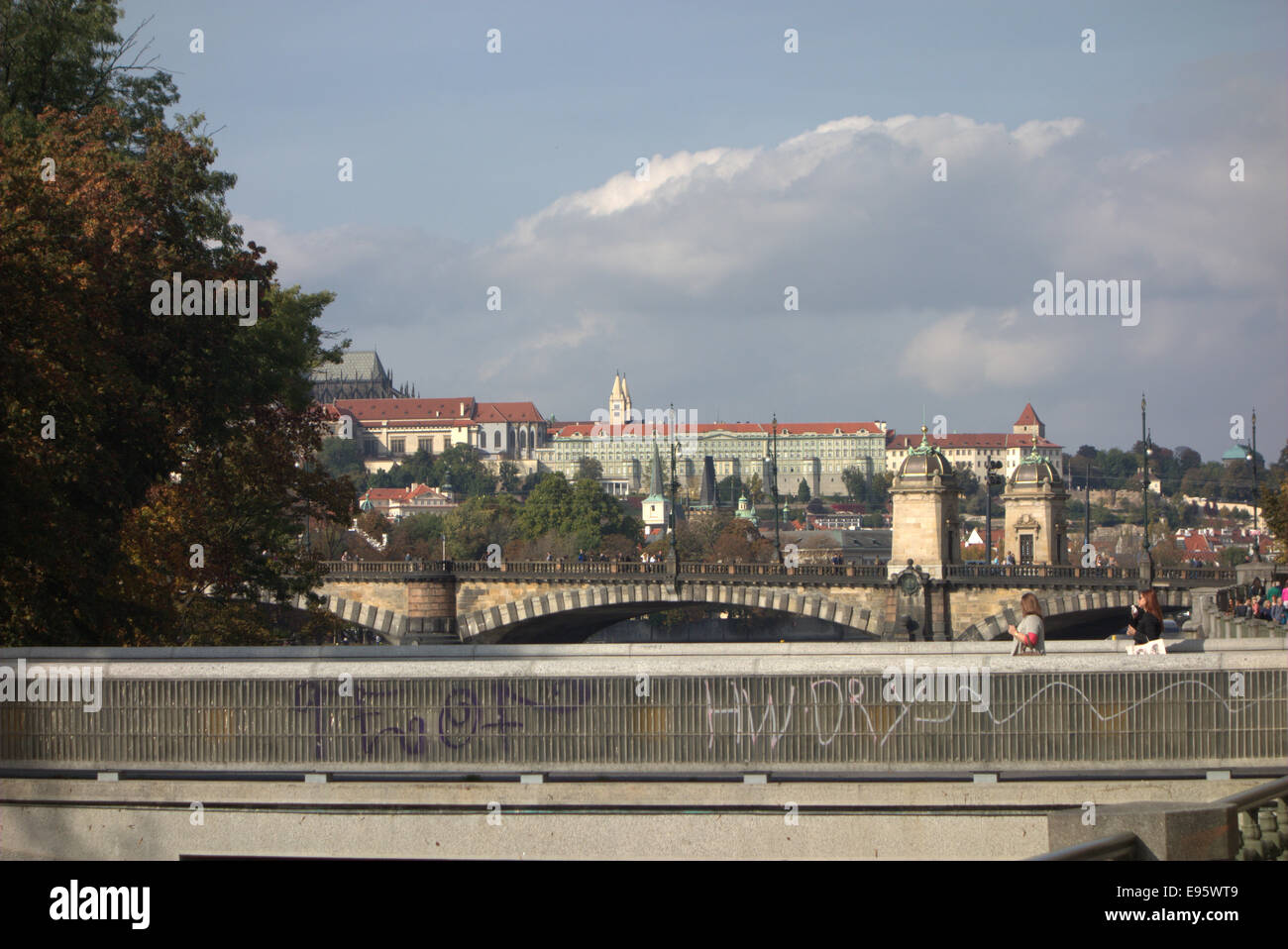 Diverses vues de Prague, une ville élégante de châteaux, musées, halls et jardins autour de la rivière le piquant à elle. Élégant Banque D'Images