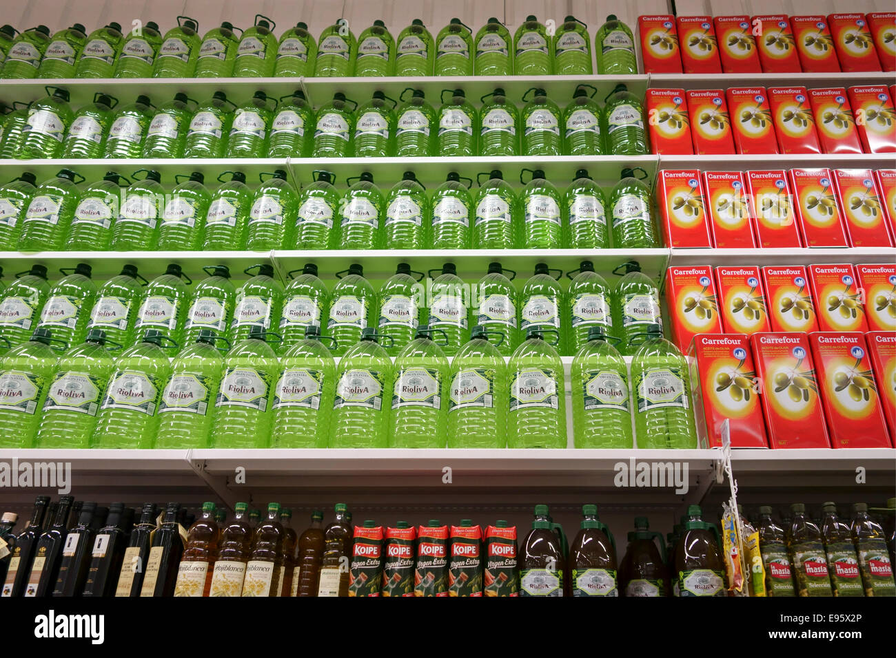 Un affichage des différentes marques d'huile d'olive dans un supermarché de l'Espagne. Mijas Costa. Banque D'Images