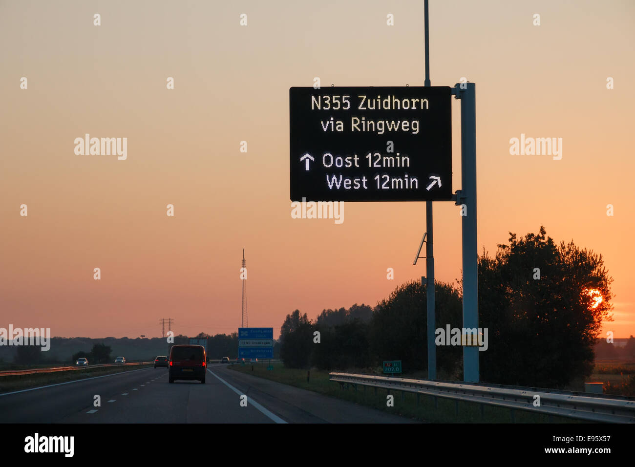 Information trafic électronique signer dans l'approche route vers le nord de ville néerlandaise de Groningue au coucher du soleil Banque D'Images