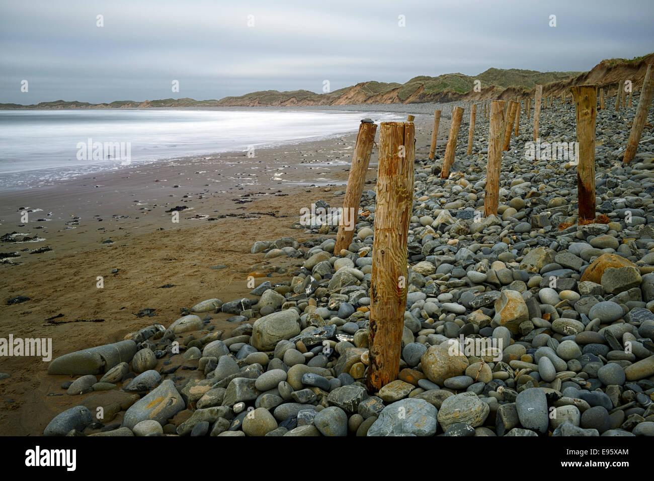 Doughmore Beach dans le comté de Clare Irlande poteaux de bois des roches brise-roches dune protection protégez l'érosion Érosion Banque D'Images