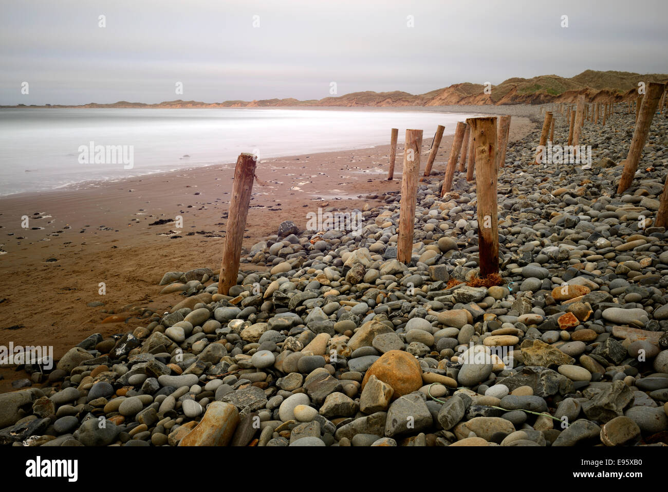 Doughmore Beach dans le comté de Clare Irlande poteaux de bois des roches brise-roches dune protection protégez l'érosion Érosion Banque D'Images