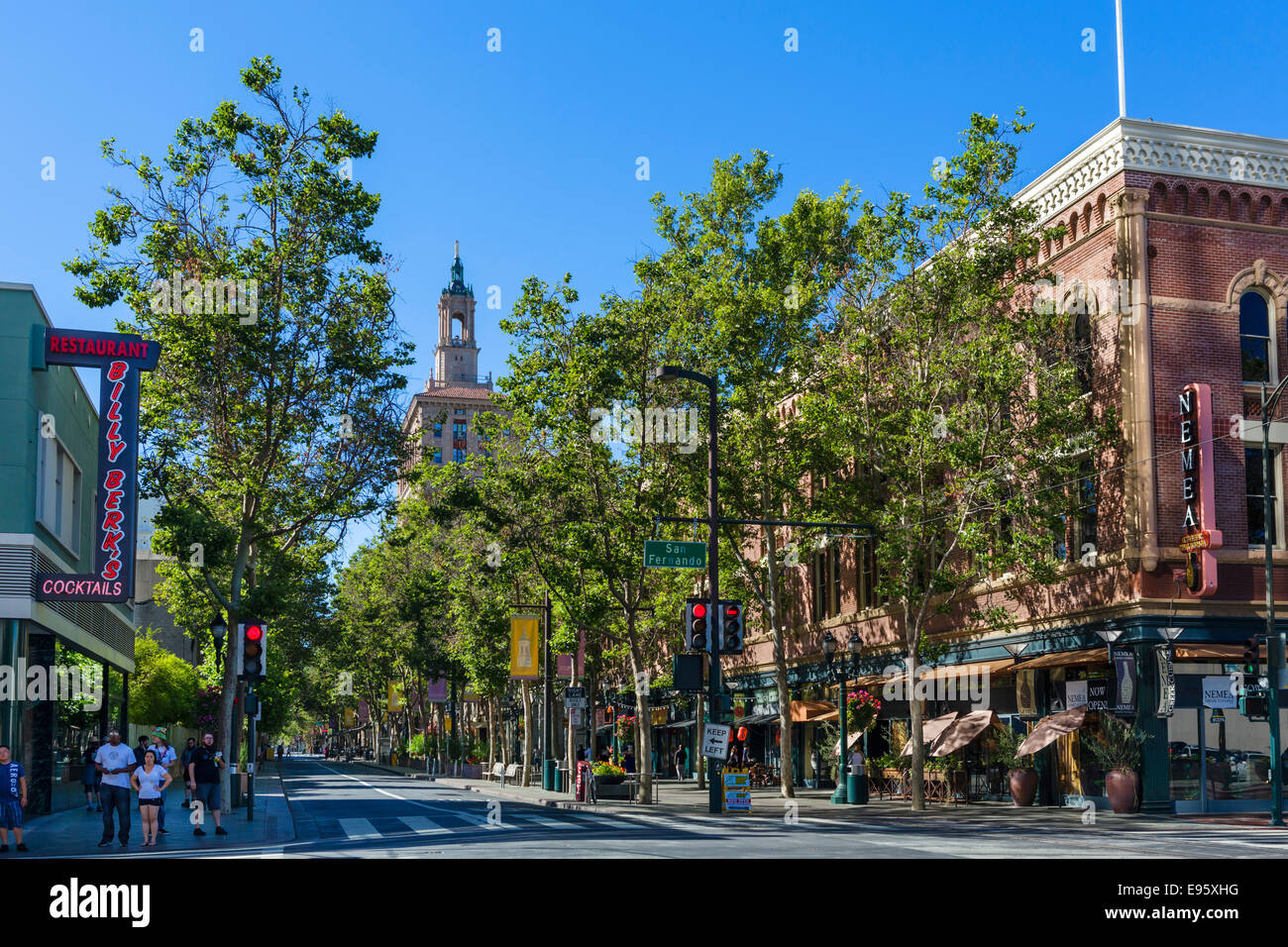 Vue vers le bas 1e Rue S à l'intersection avec la rue de San Fernando dans le centre-ville de San Jose, le comté de Santa Clara, Californie, USA Banque D'Images