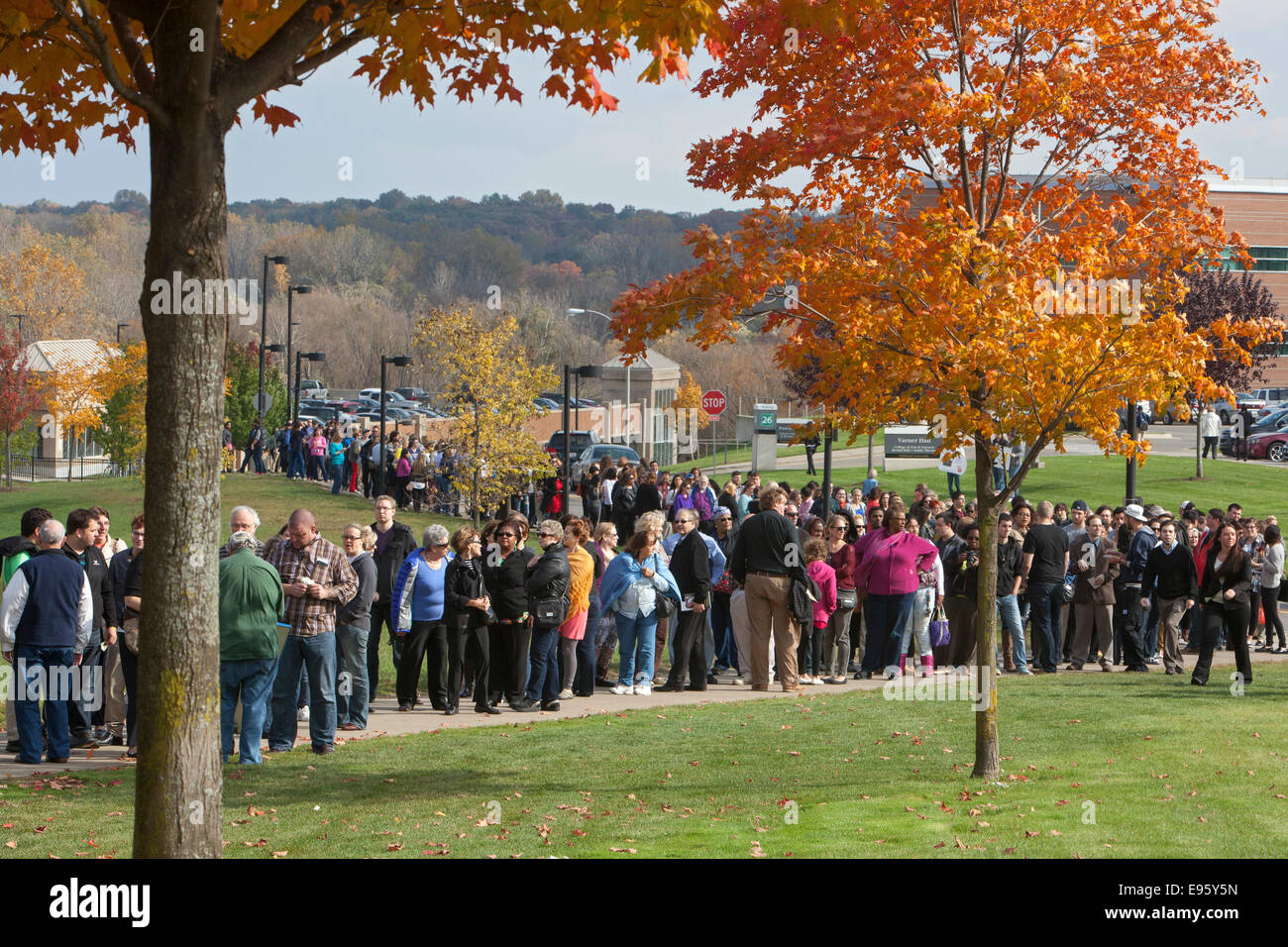 Rochester, Michigan - les gens à attendre en ligne pour entendre Hillary Rodham Clinton à une manifestation politique. Banque D'Images
