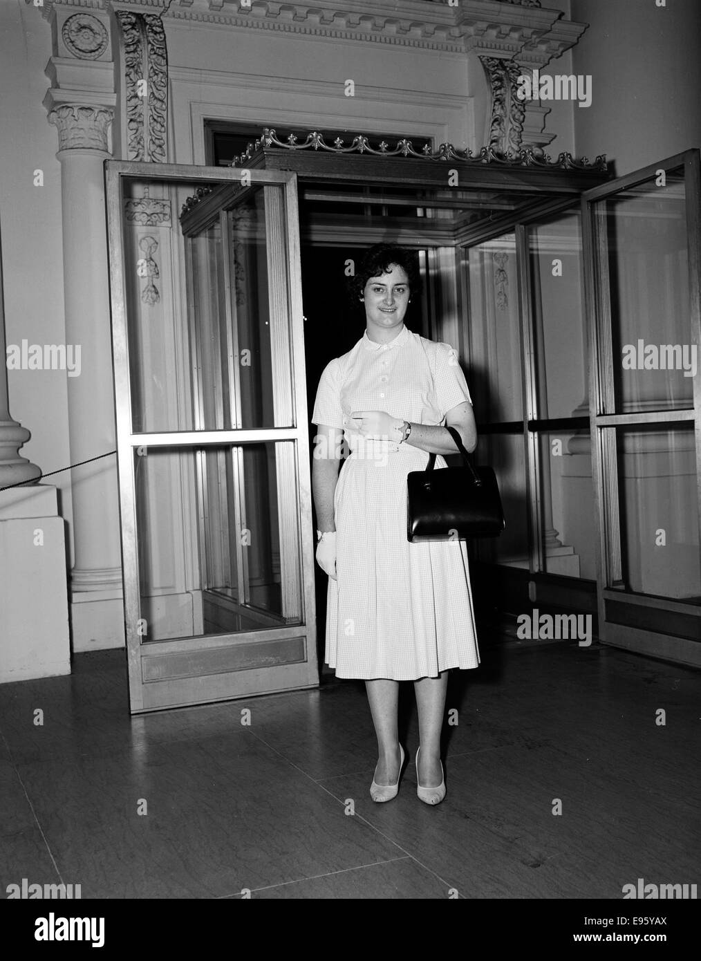 Photographie d'une femme non identifiée debout au Portique Nord de la Maison Blanche. L'image capture un moment devant la résidence présidentielle américaine historique, probablement du XXe siècle. Banque D'Images Photographie d'une femme non identifiée debout au Portique Nord de la Maison Blanche. L'image capture un moment devant la résidence présidentielle américaine historique, probablement du XXe siècle. Banque D'Images