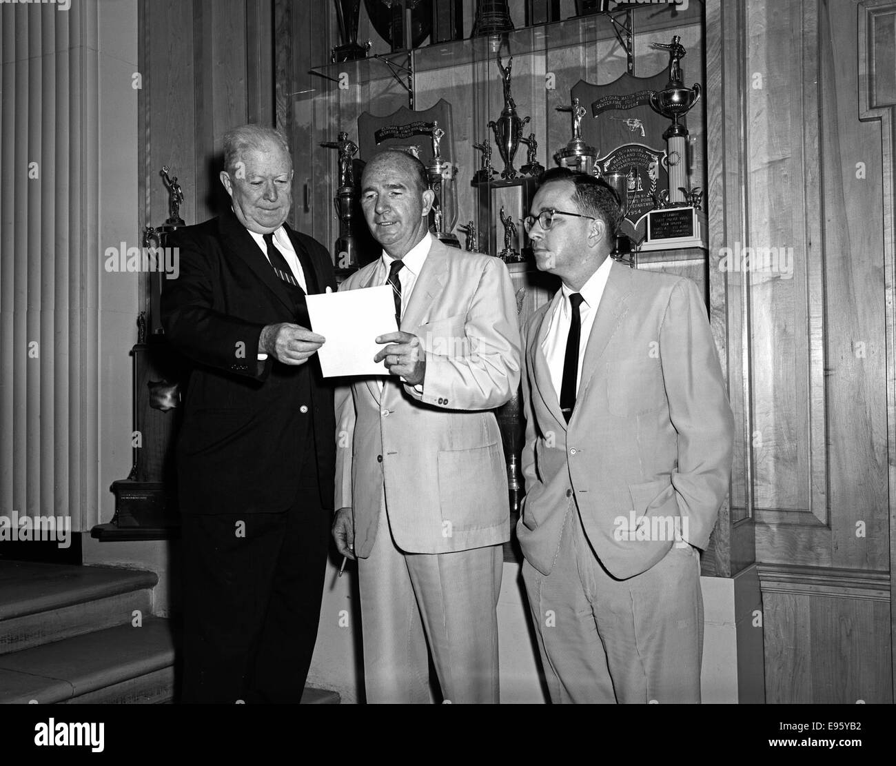Une photographie montrant David F. Powers, un assistant présidentiel, avec des visiteurs de Géorgie. L'image capture un moment d'interaction lors d'une visite officielle à la Maison Blanche ou à un autre endroit. Banque D'Images