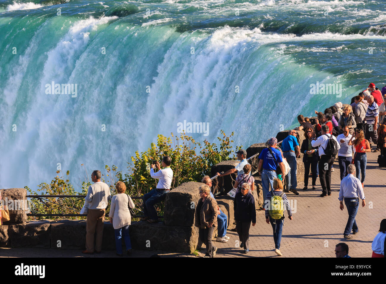 Donnant sur les touristes et profiter de la vue à des chutes canadiennes, partie de la région de Niagara Falls, Ontario, Canada. Banque D'Images
