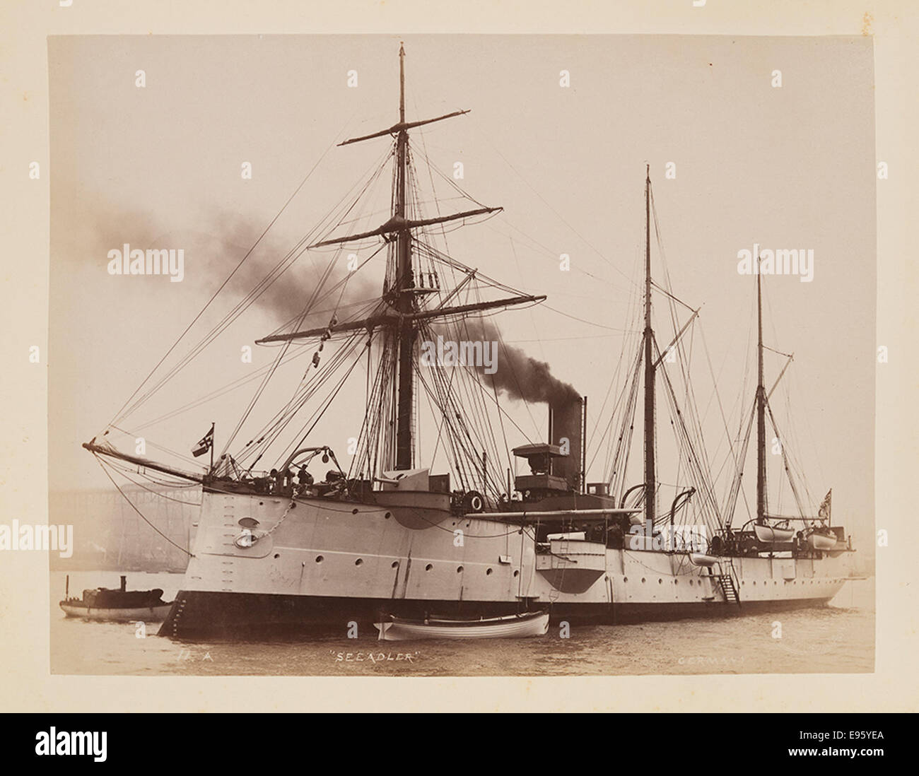 Une photographie du 'Seeadler', un navire de la marine impériale allemande (Kaiserliche Marine), montrant ses marins travaillant avec le gréement du navire. L'image capture la vie navale au début du XXe siècle. Banque D'Images