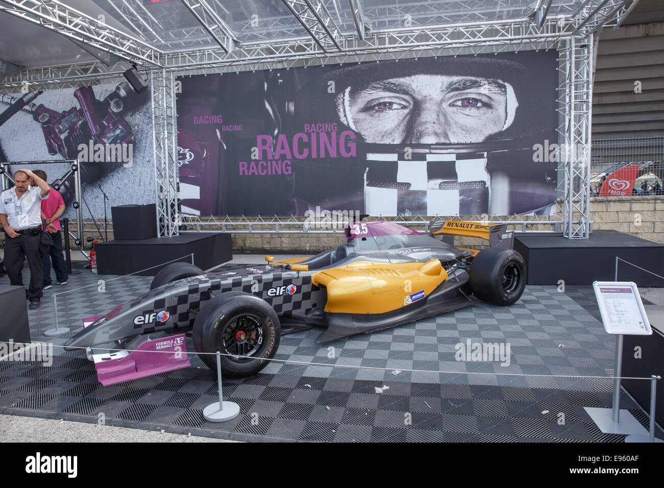 JEREZ DE LA FRONTERA, ESPAGNE - 19 octobre 2014 : La voiture utilisée en Formule Renault 3.5 Series expositions concours près de la piste Banque D'Images