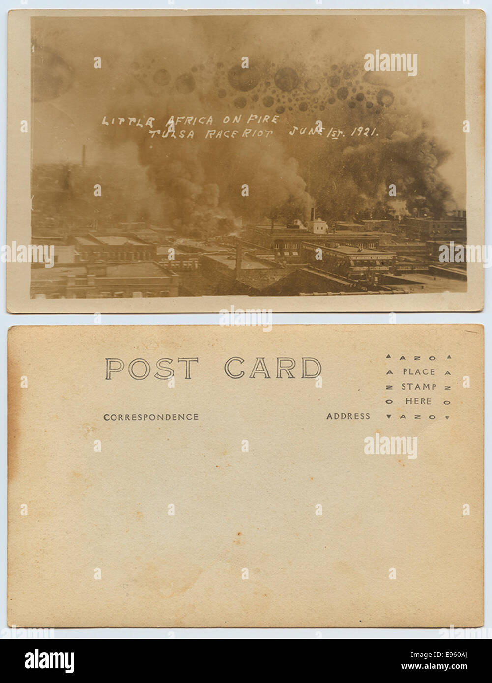 Cette photographie documente les conséquences du massacre de Tulsa Race le 1er juin 1921. La destruction du district de Greenwood, connu sous le nom de « Black Wall Street », a entraîné d'importantes pertes en vies humaines et en biens. Banque D'Images